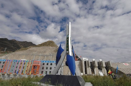 位于拉萨河中下游交界处的直孔水电站外景