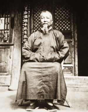 1943年，李根源摄于腾冲