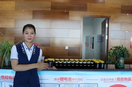 机场工作人员向旅客赠送旅客礼品