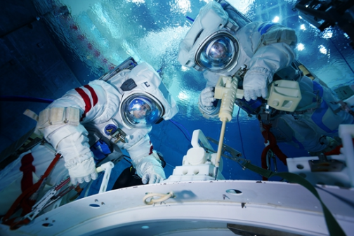 2023年3月29日，朱杨柱、桂海潮在水下训练。