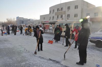 白碱滩区居民除雪活动