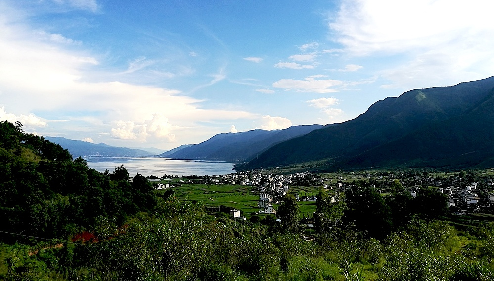 程海南端湖面及地形