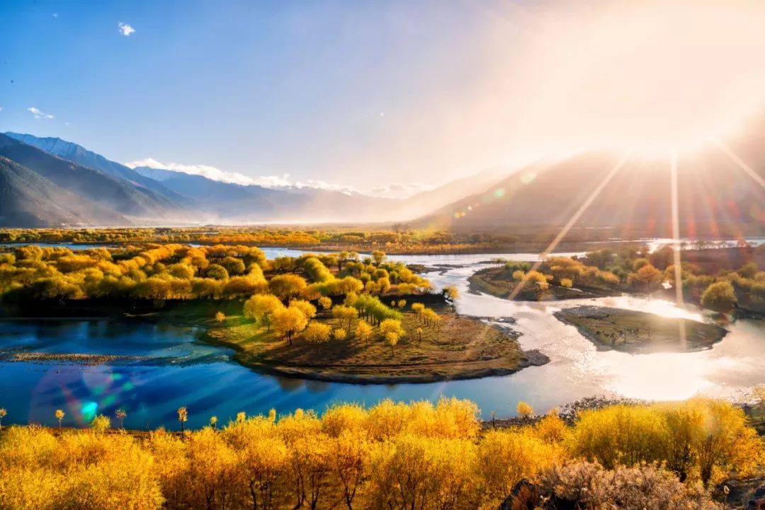 尼洋河，被藏人认为是西藏最美的一条河，称之为“神的眼泪”