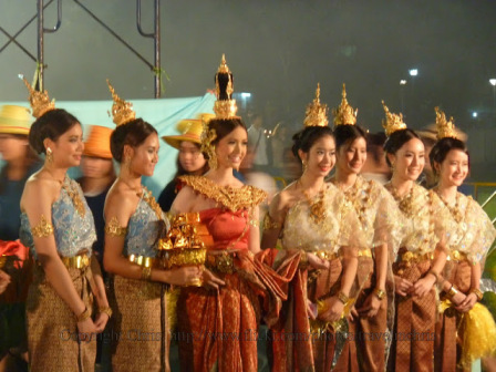 身着传统服饰的学生