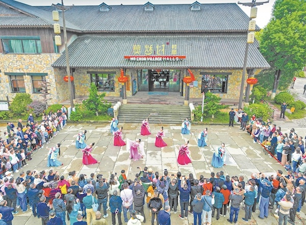 莫愁村——游客观看精彩的民俗表演