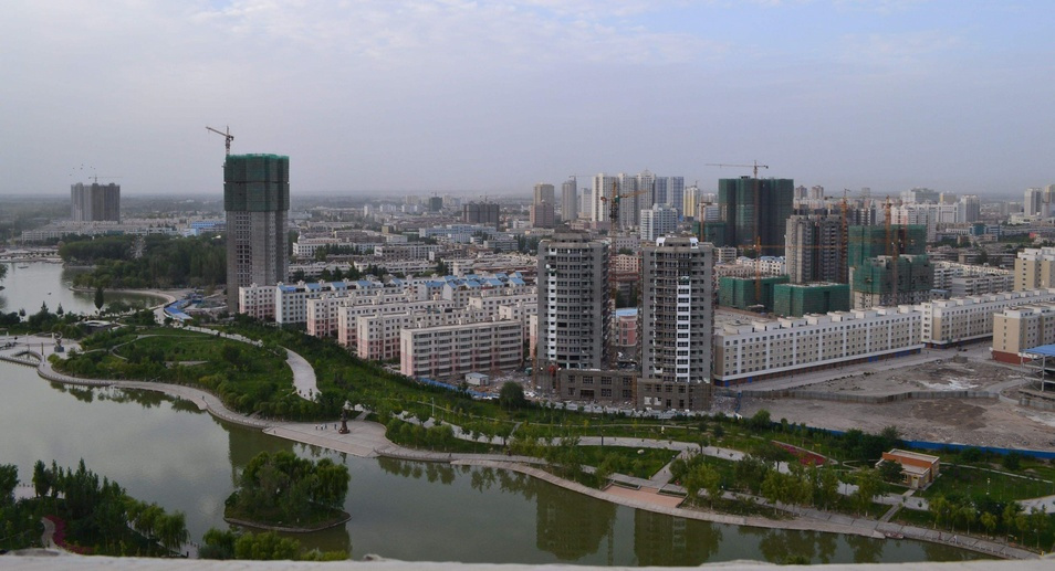 阿克苏地区首府阿克苏市多浪河两岸