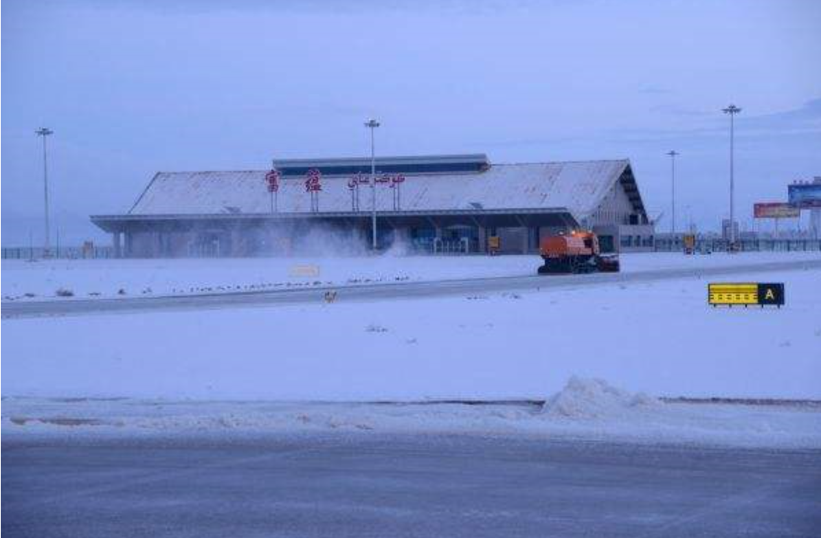 富蕴可可托海机场进行除雪工作