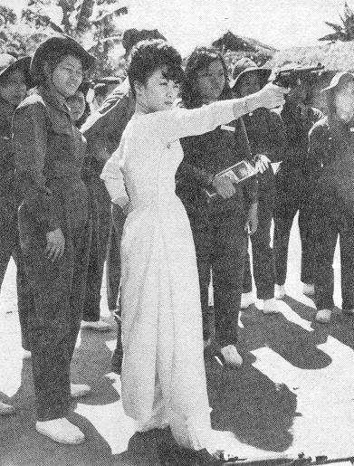 身穿奥黛的龙夫人----Madame Nhu