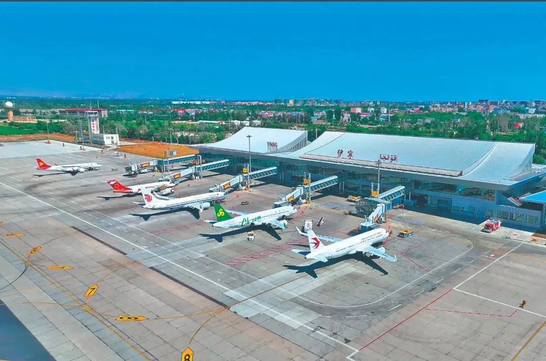 伊犁伊宁国际机场航站楼空侧（左为国际区、右为国内区）