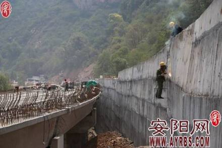 工人正在为原道路加固护坡