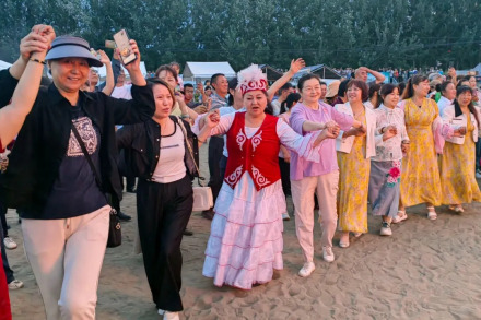 2024年克拉玛依区小拐乡庆祝古尔邦节的篝火晚会活动 