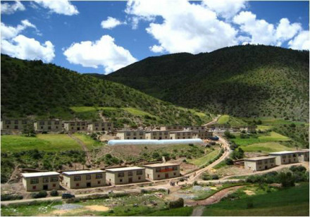 洛隆县中亦乡甲果村扶贫搬迁点新建的安居房 