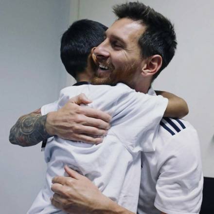 梅西拥抱哈里克 梅西拥抱哈里克