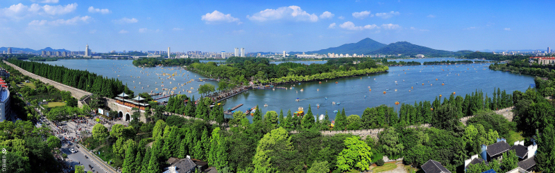 远眺南京明城墙、玄武湖和紫金山