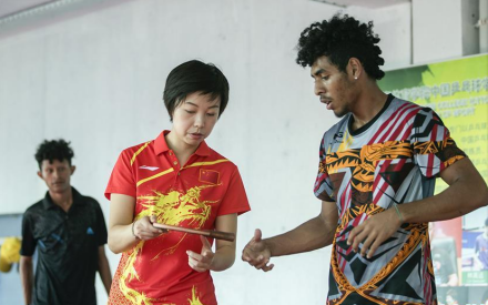 张怡宁(左)指导杰弗里·洛伊 张怡宁(左)指导杰弗里·洛伊