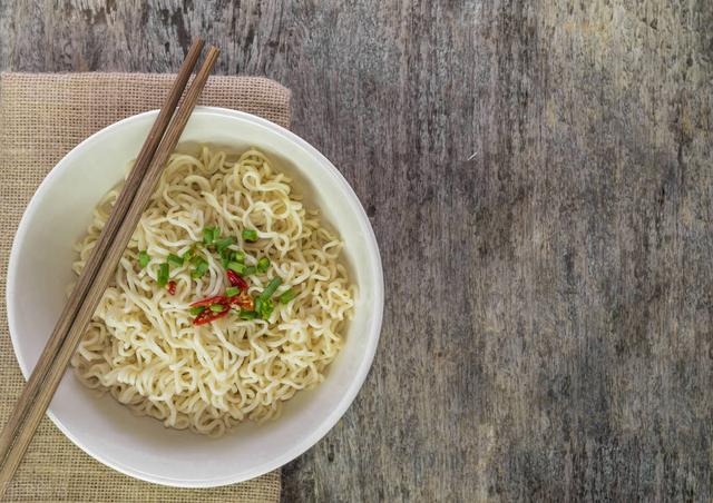 水煮方便面怎么做好吃又简单(方便面别煮了也别泡了)