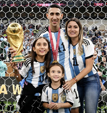 2022年世界杯夺冠,迪马利亚与家人合影 2022年世界杯夺冠,迪马利亚与家人合影