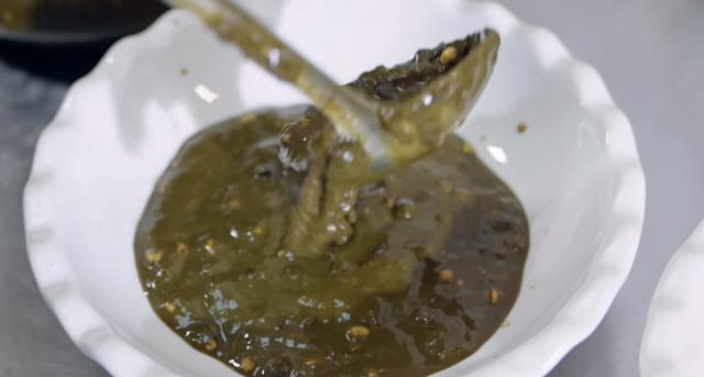 大青虫做的美食叫啥(用尿煮肉蛋花样吃牛屎)