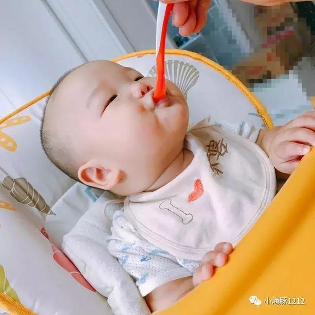宝宝辅食怎么过渡到一日三餐(宝宝第一口辅食怎么吃)