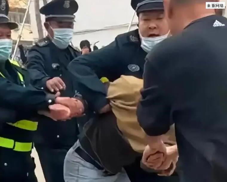 男子与保安对峙