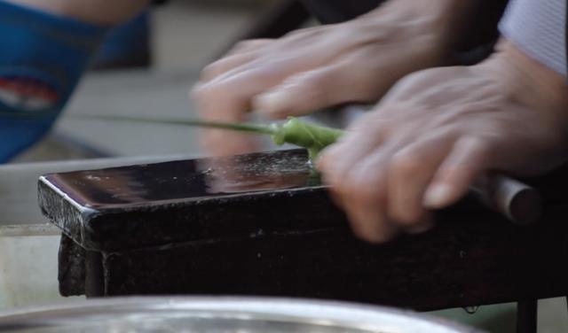 大青虫做的美食叫啥(用尿煮肉蛋花样吃牛屎)