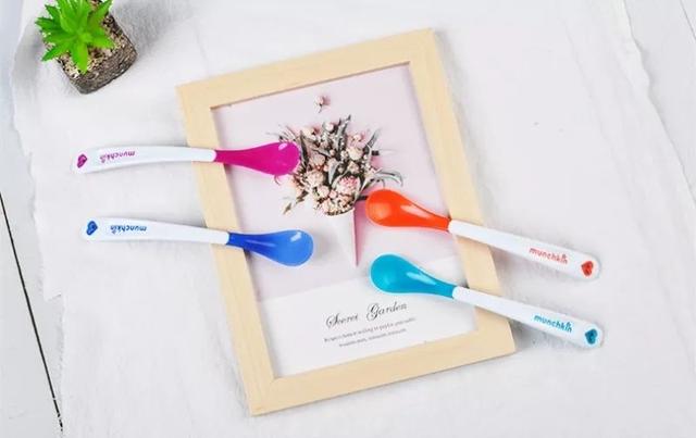 宝宝辅食怎么过渡到一日三餐(宝宝第一口辅食怎么吃)