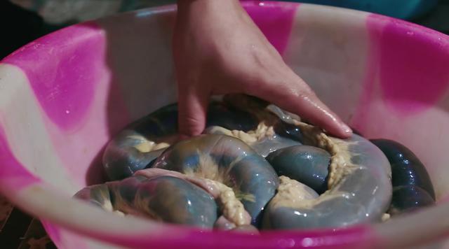 大青虫做的美食叫啥(用尿煮肉蛋花样吃牛屎)