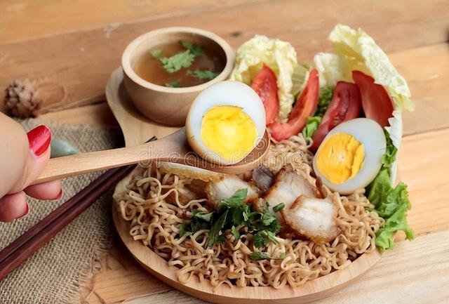 水煮方便面怎么做好吃又简单(方便面别煮了也别泡了)