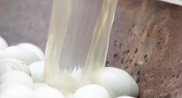 大青虫做的美食叫啥(用尿煮肉蛋花样吃牛屎)