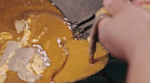 大青虫做的美食叫啥(用尿煮肉蛋花样吃牛屎)