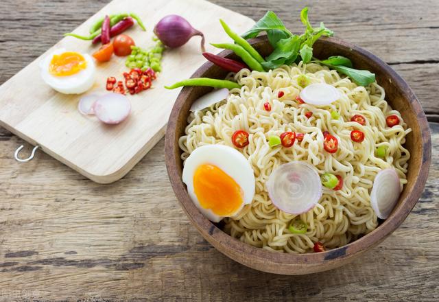 水煮方便面怎么做好吃又简单(方便面别煮了也别泡了)