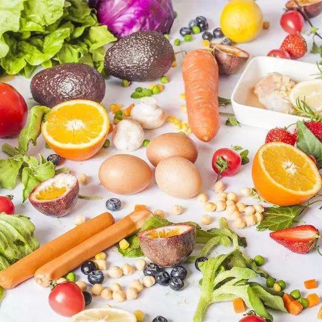 宝宝辅食怎么过渡到一日三餐(宝宝第一口辅食怎么吃)