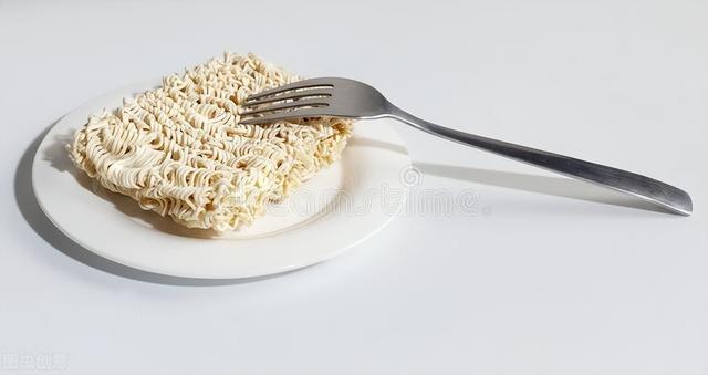 水煮方便面怎么做好吃又简单(方便面别煮了也别泡了)