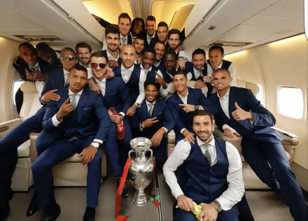 2016年法国欧洲杯葡萄牙冠军队大合影 2016年法国欧洲杯葡萄牙冠军队大合影