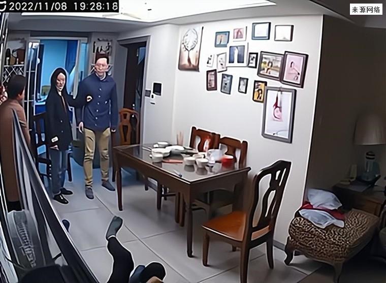 老人被打倒在地上