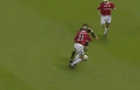 2000年欧冠对阵曼联时的脚后跟过人 2000年欧冠对阵曼联时的脚后跟过人