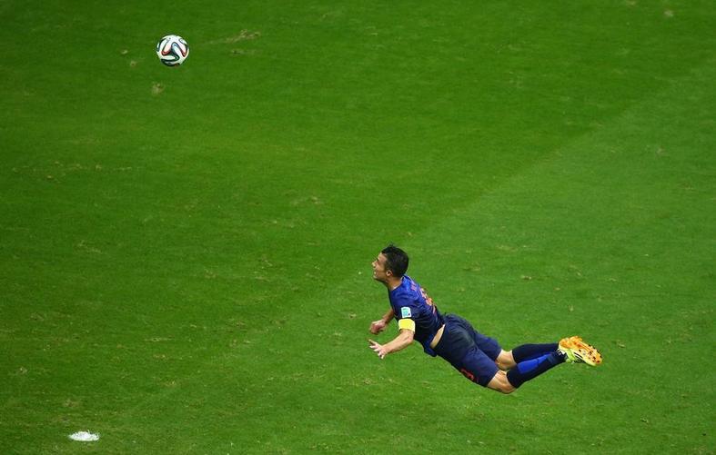 范佩西的鱼跃冲顶将斗牛士军团拉下神坛