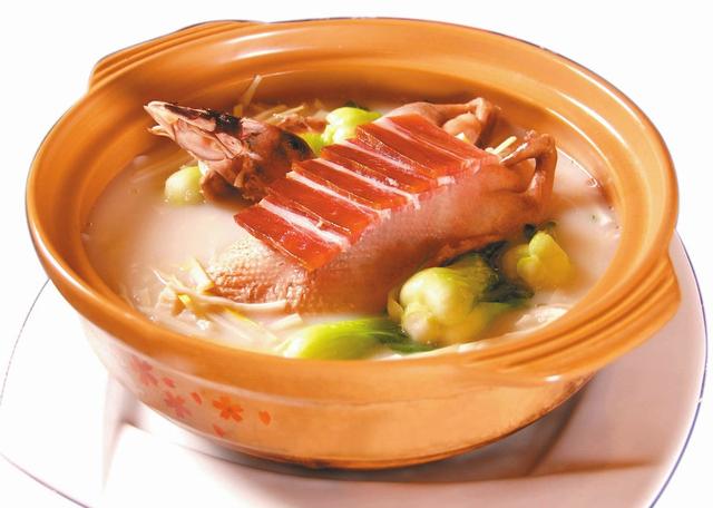 老鸭汤正宗的做法(各类美味老鸭汤的制作)