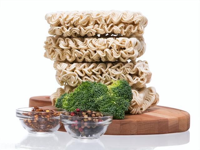 水煮方便面怎么做好吃又简单(方便面别煮了也别泡了)