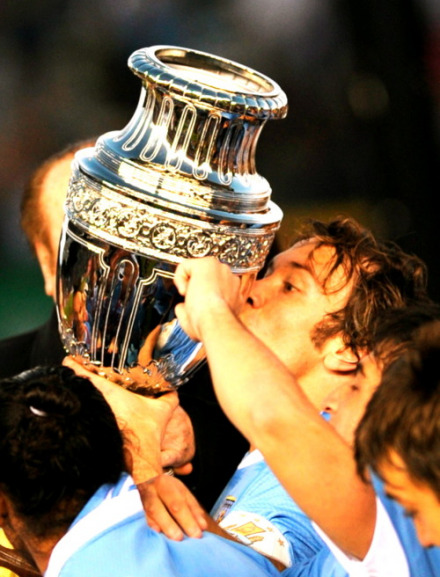 卢加诺亲吻美洲杯奖杯 卢加诺亲吻美洲杯奖杯