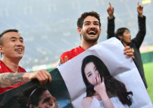 2018年3月在亚冠赛场示爱迪丽热巴 2018年3月在亚冠赛场示爱迪丽热巴