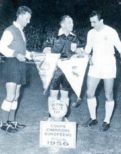 传奇队长穆尼奥斯(右) 传奇队长穆尼奥斯(右)