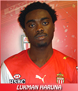 卢克曼·哈鲁纳在球场上 卢克曼·哈鲁纳在球场上