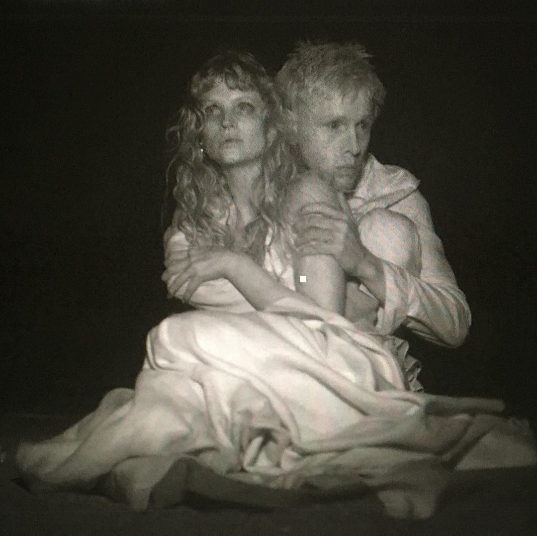 悲情三角(2022)的剧照 悲情三角(2022)的剧照