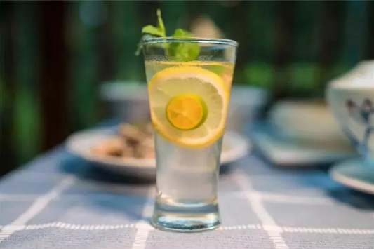 柠檬水晚上喝好还是白天喝好美白4