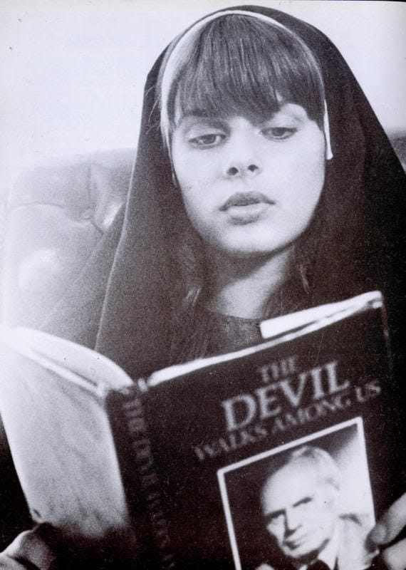 给魔鬼一个女儿(1976)的剧照 给魔鬼一个女儿(1976)的剧照