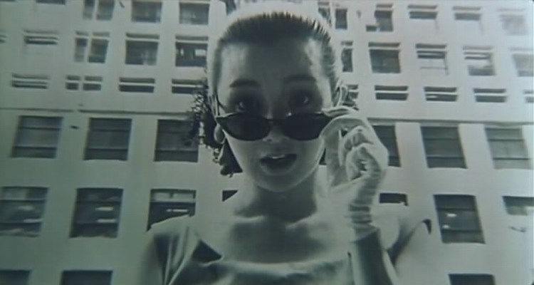 不脱袜的人(1989)的剧照 不脱袜的人(1989)的剧照