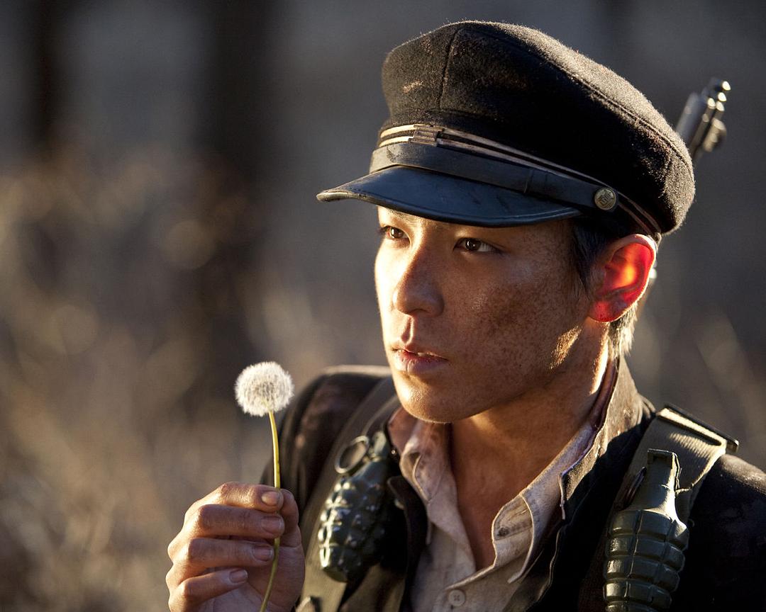 向着炮火(2010)的剧照 向着炮火(2010)的剧照