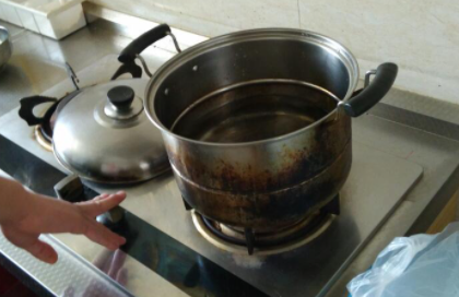 烧水时水溢出来在煤气灶上应该怎么办3