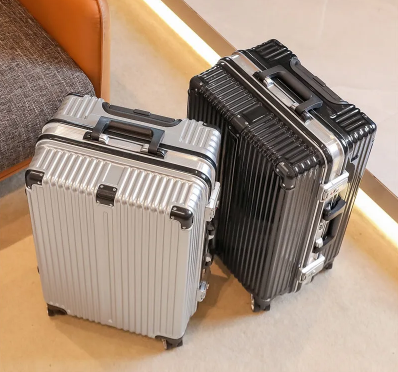 20寸行李箱是托运还是自己随身携带2